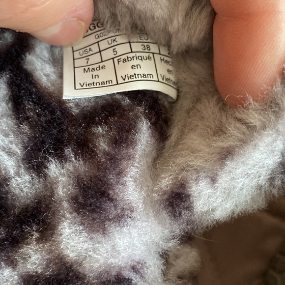 UGG Slippers - Picture 4 of 7